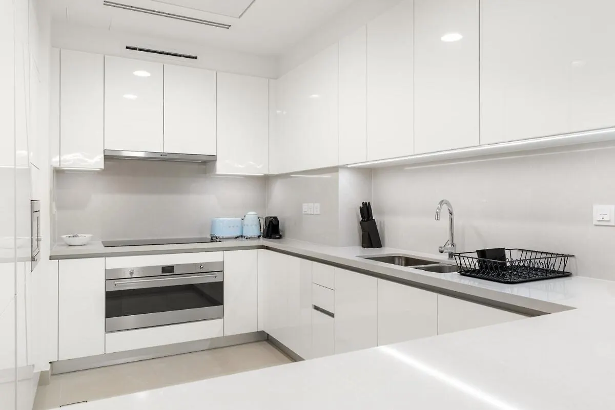 Daire Elegant 1Br Apt With Balcony Views Of Burj Khalifa & Dubai Canal